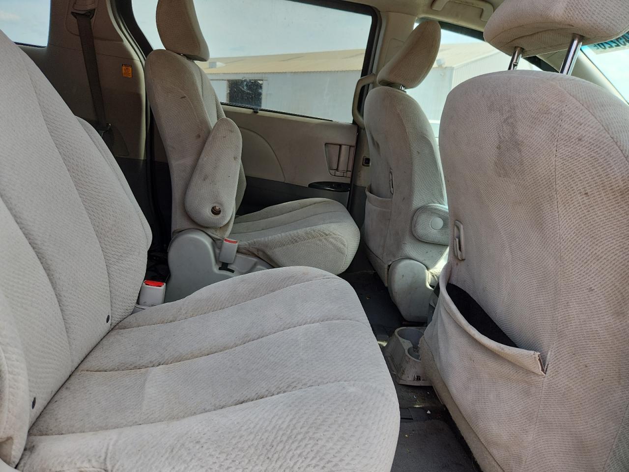 2011 TOYOTA SIENNA