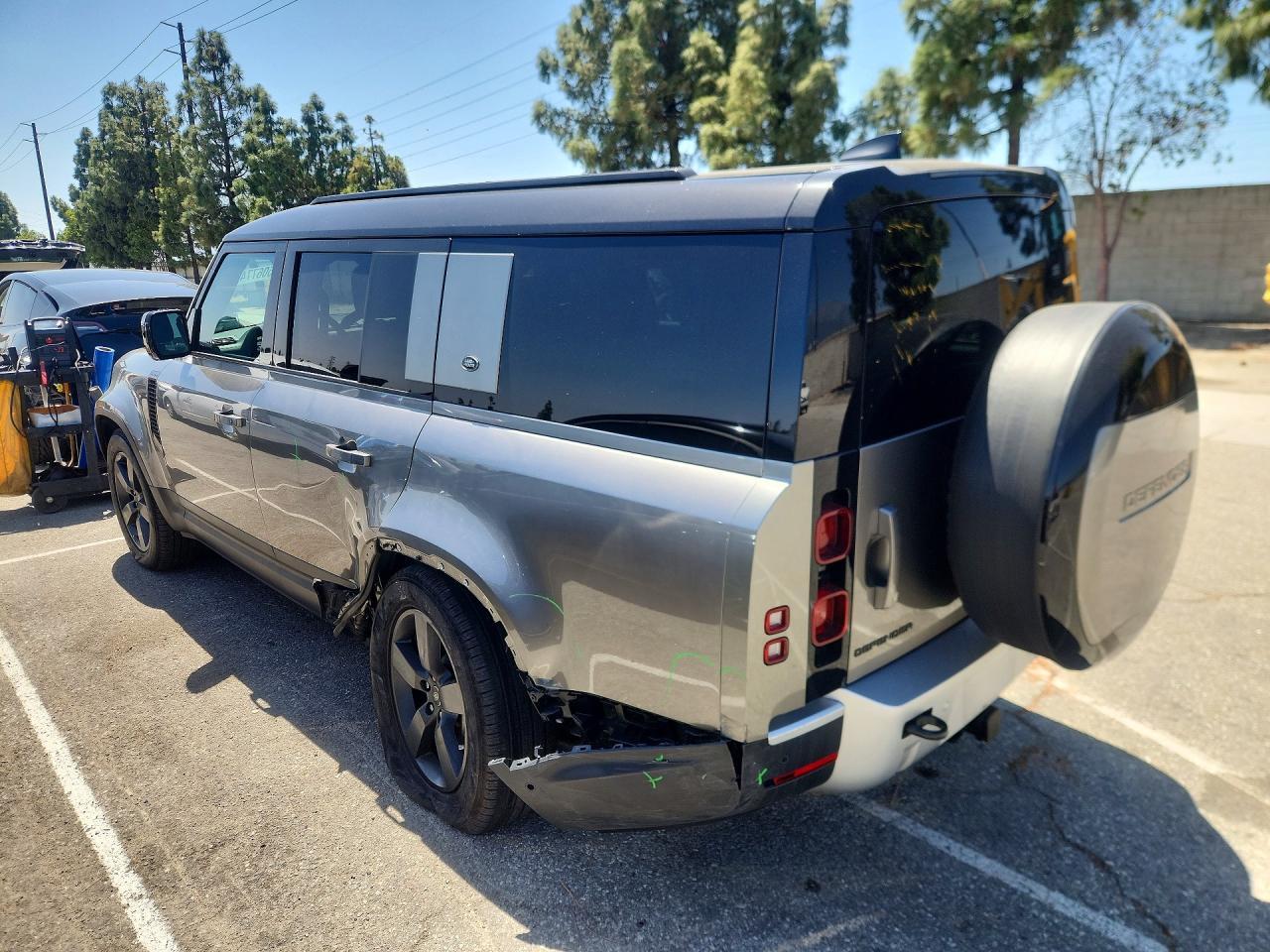 2024 LAND ROVER Defender