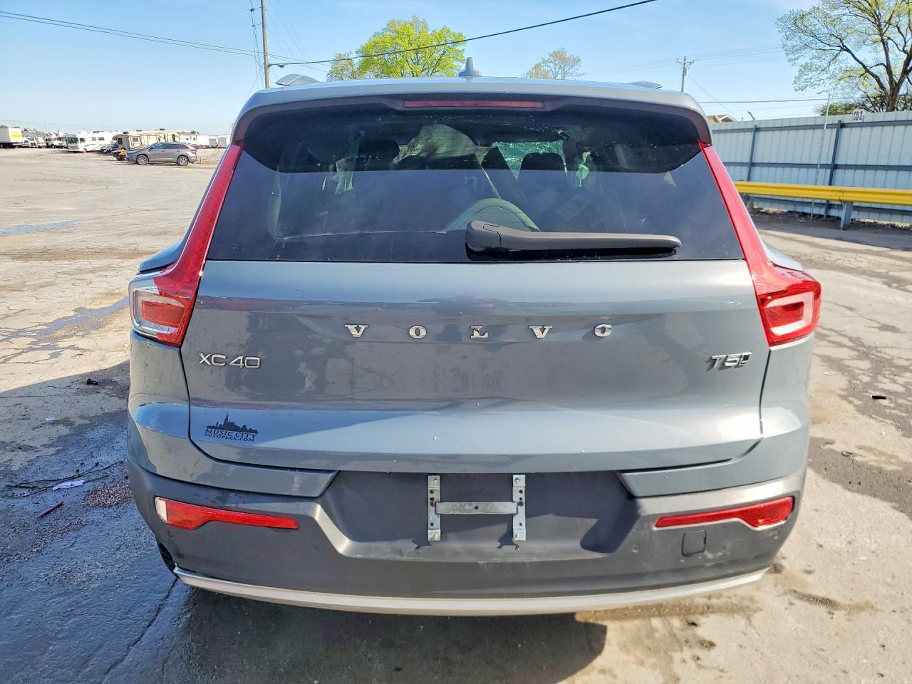 2022 VOLVO XC40