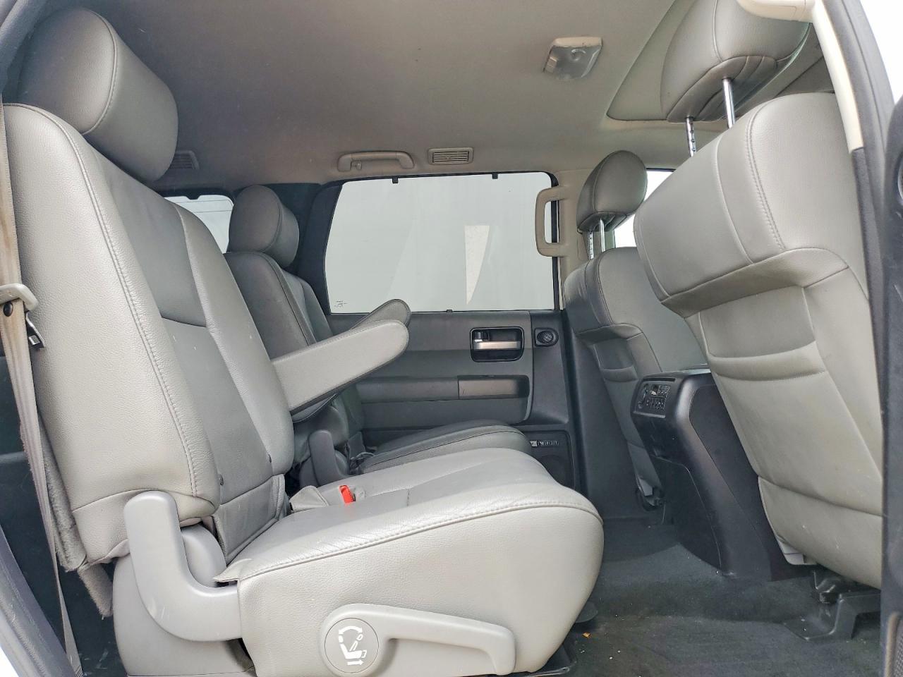 2014 TOYOTA Sequoia