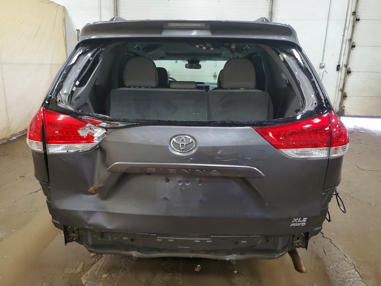 2014 TOYOTA SIENNA