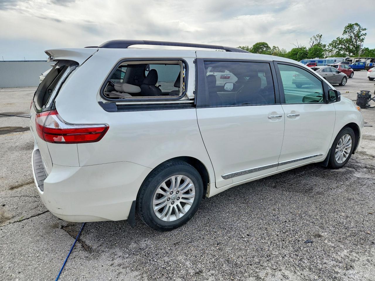 2017 TOYOTA SIENNA