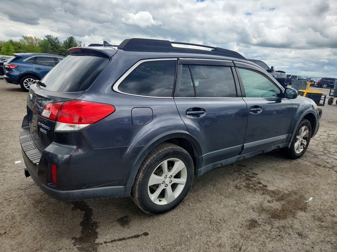 2013 SUBARU Outback