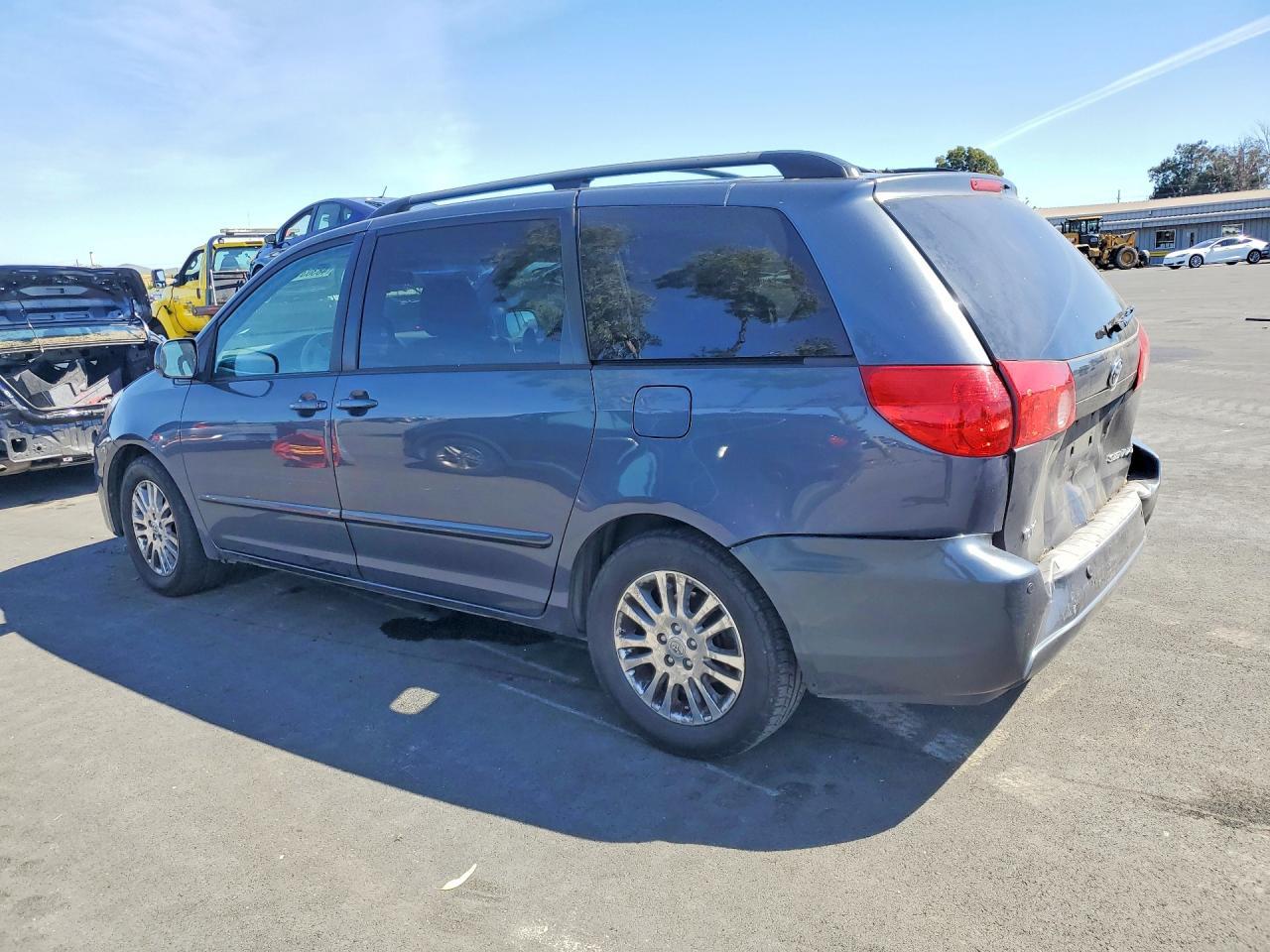 2010 TOYOTA SIENNA
