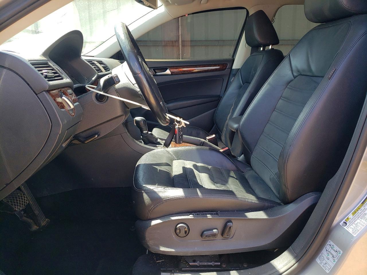 2012 VOLKSWAGEN Passat