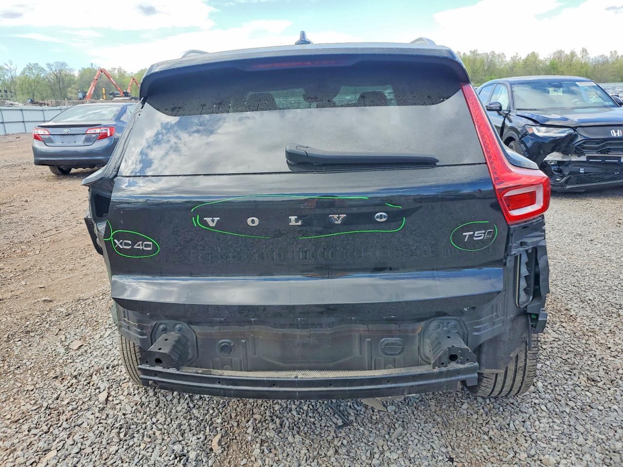 2020 VOLVO XC40