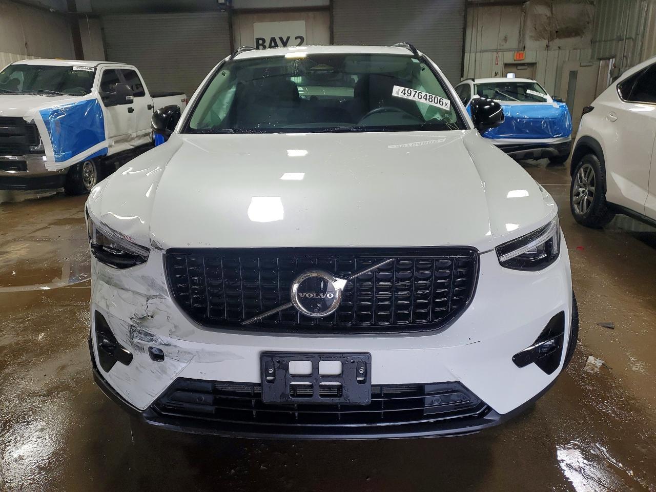 2023 VOLVO XC40