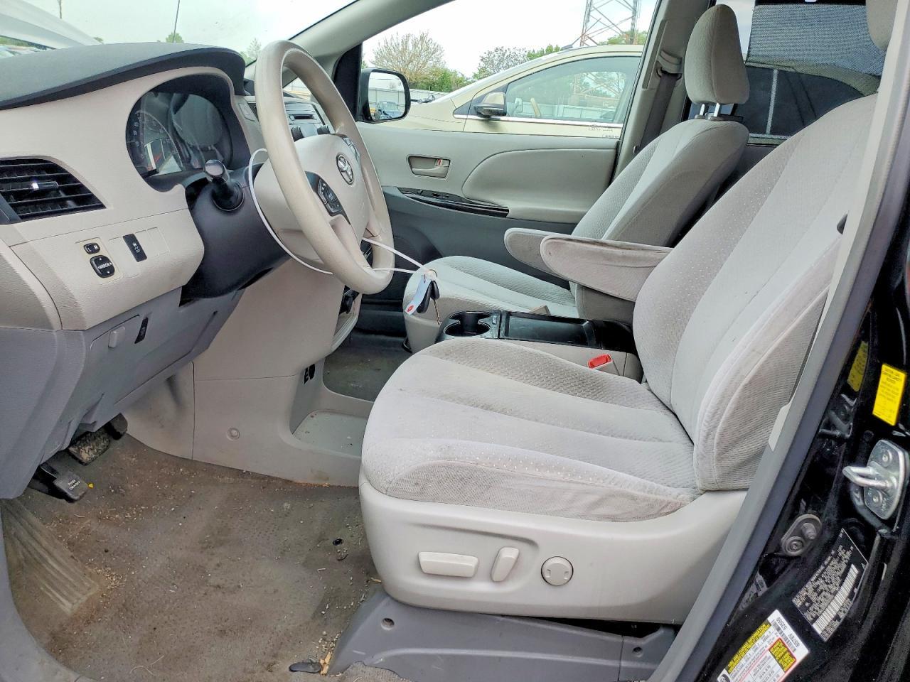 2011 TOYOTA SIENNA