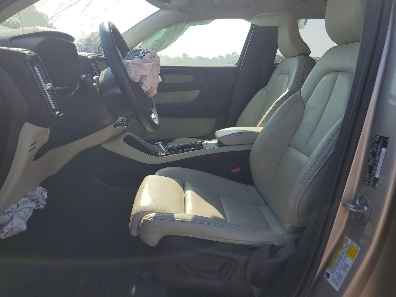 2023 VOLVO XC40