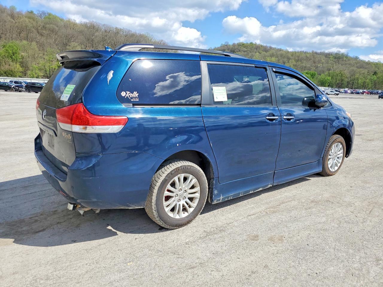 2012 TOYOTA SIENNA