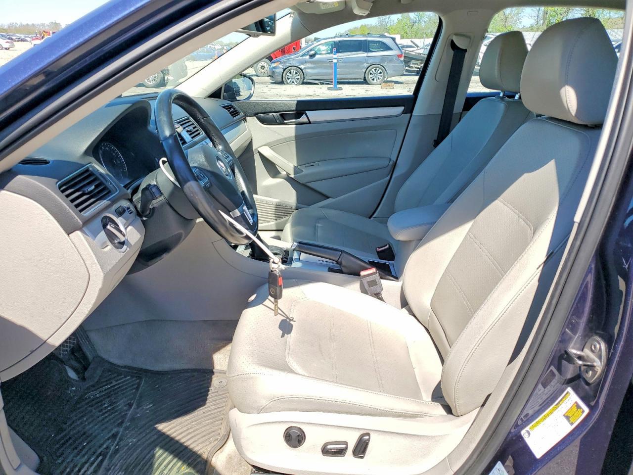 2012 VOLKSWAGEN Passat