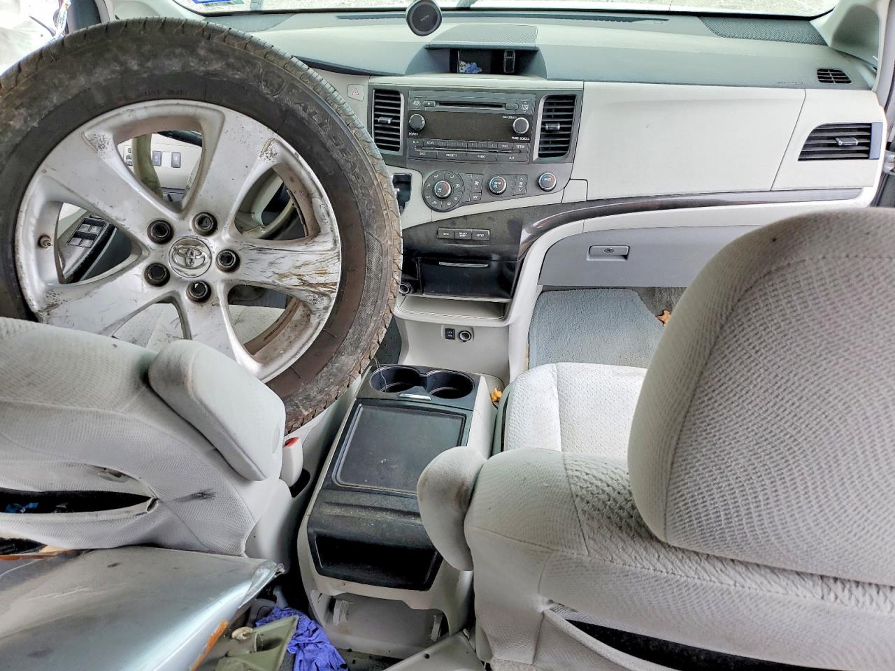2012 TOYOTA SIENNA