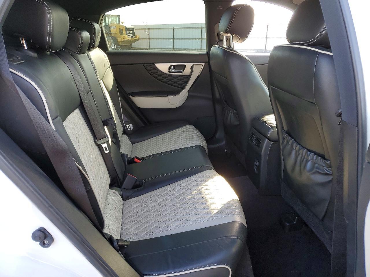 2017 INFINITI QX70