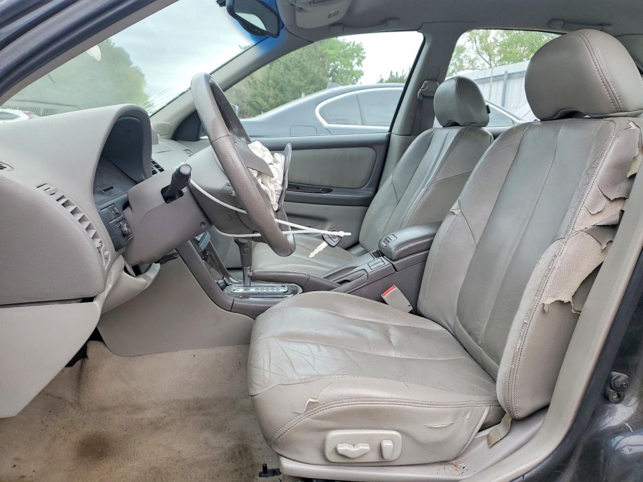 2001 NISSAN Maxima