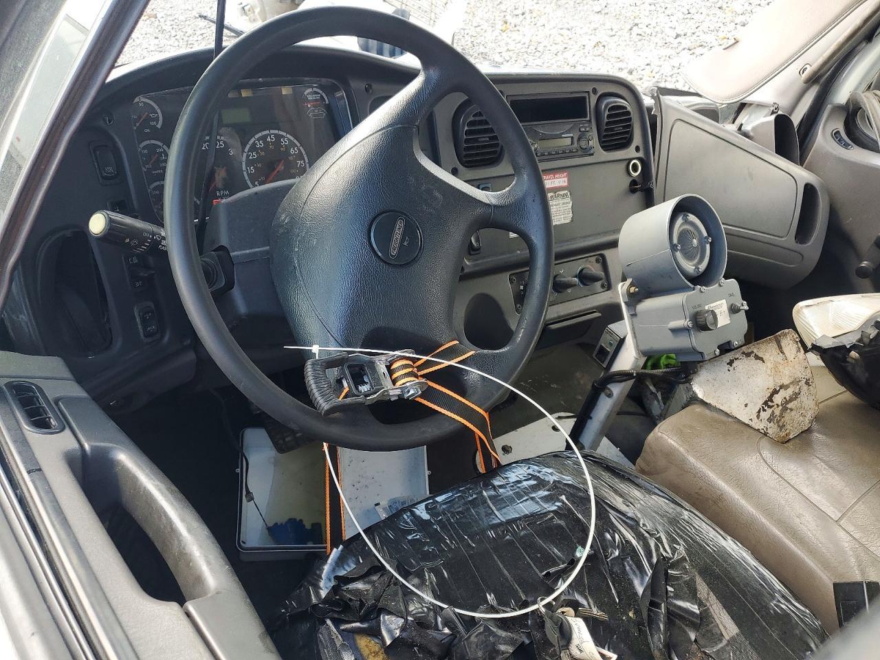 2013 FREIGHTLINER M2 106