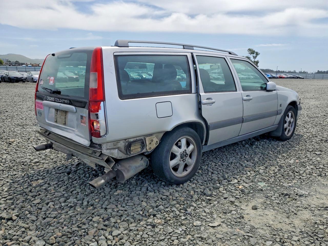2000 VOLVO V70