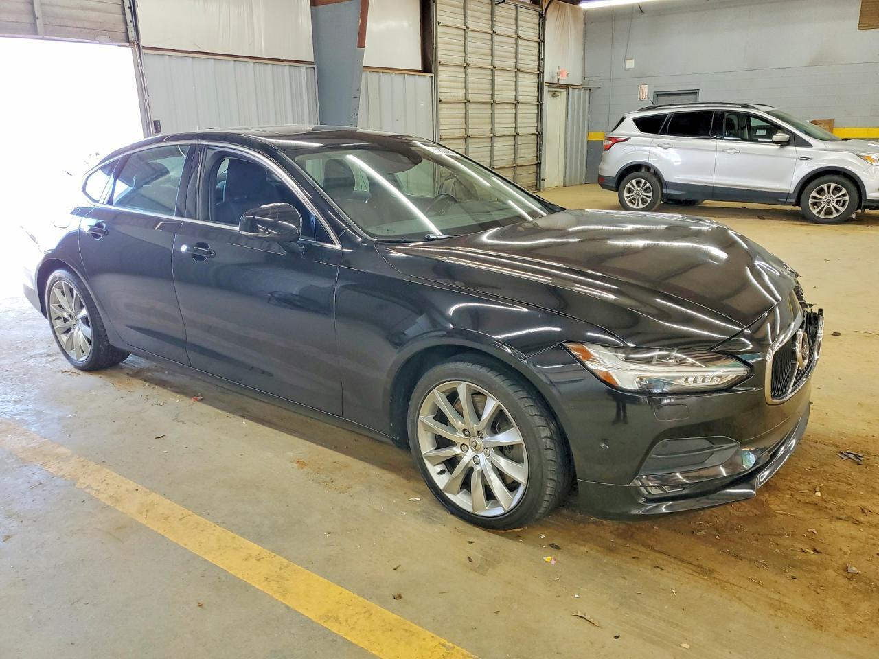 2017 VOLVO S90