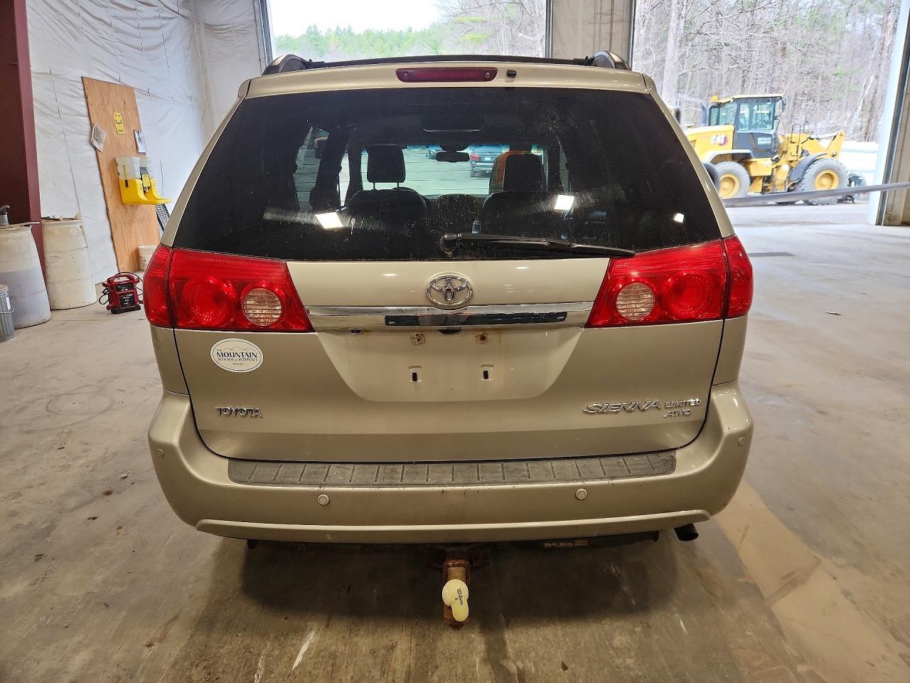 2010 TOYOTA SIENNA
