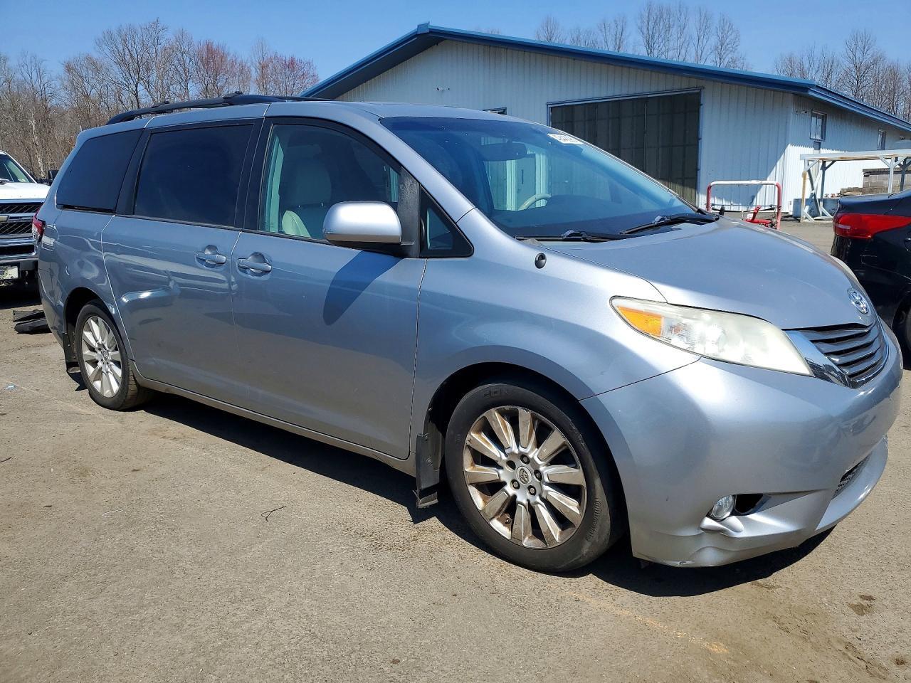 2013 TOYOTA SIENNA