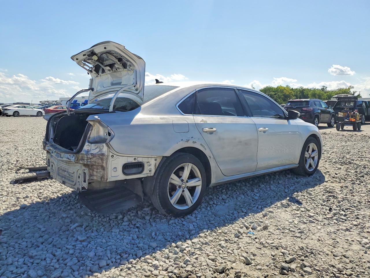 2012 VOLKSWAGEN Passat