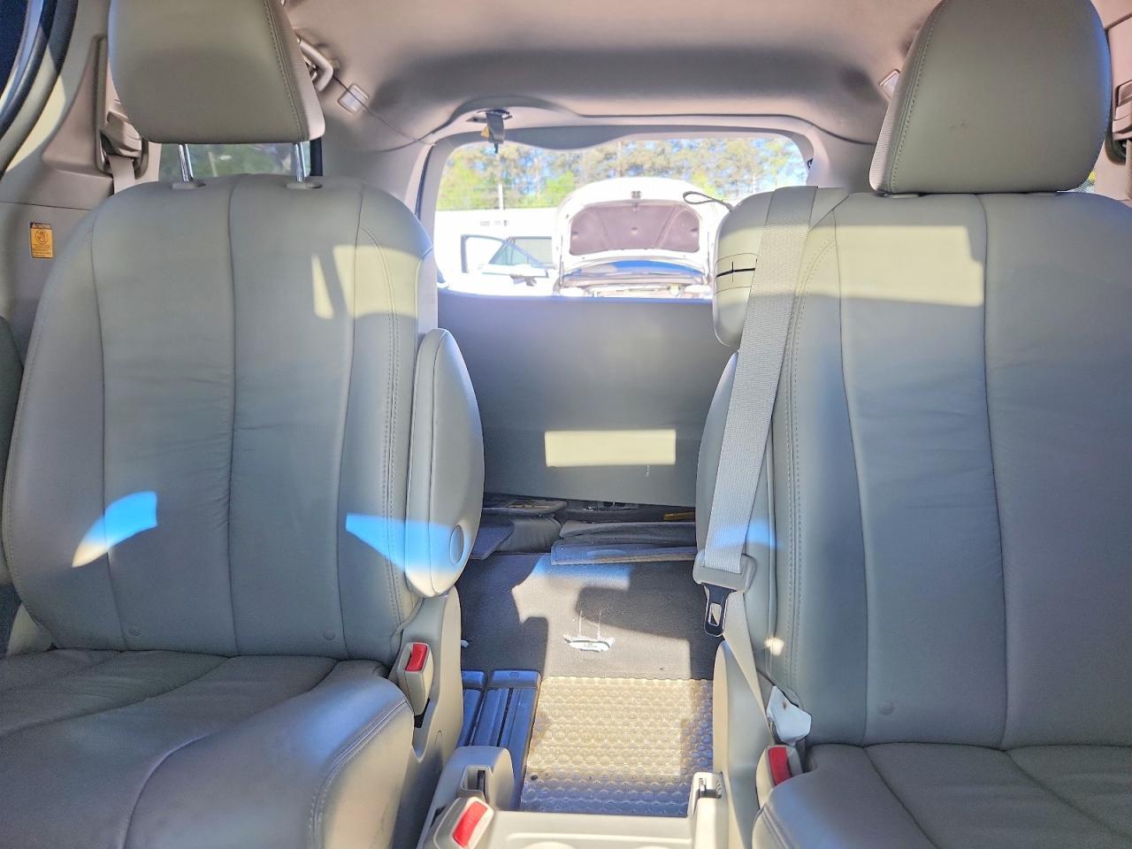 2011 TOYOTA SIENNA