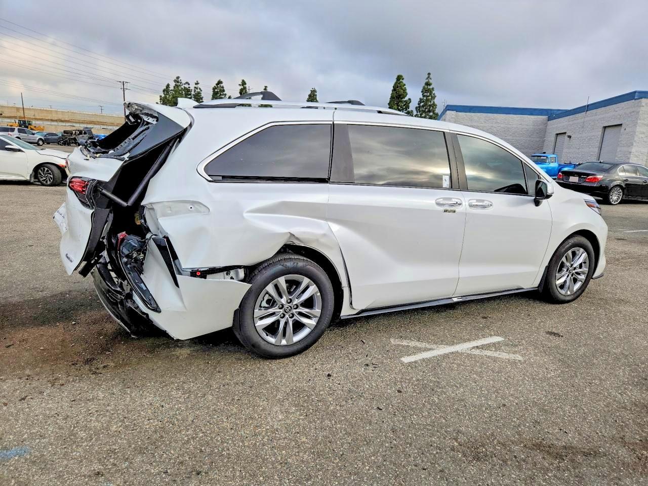 2025 TOYOTA SIENNA