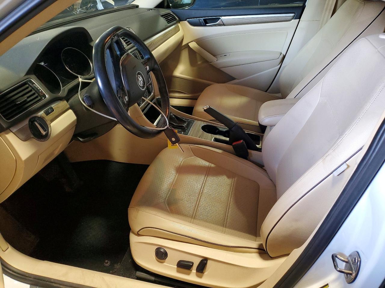 2016 VOLKSWAGEN Passat