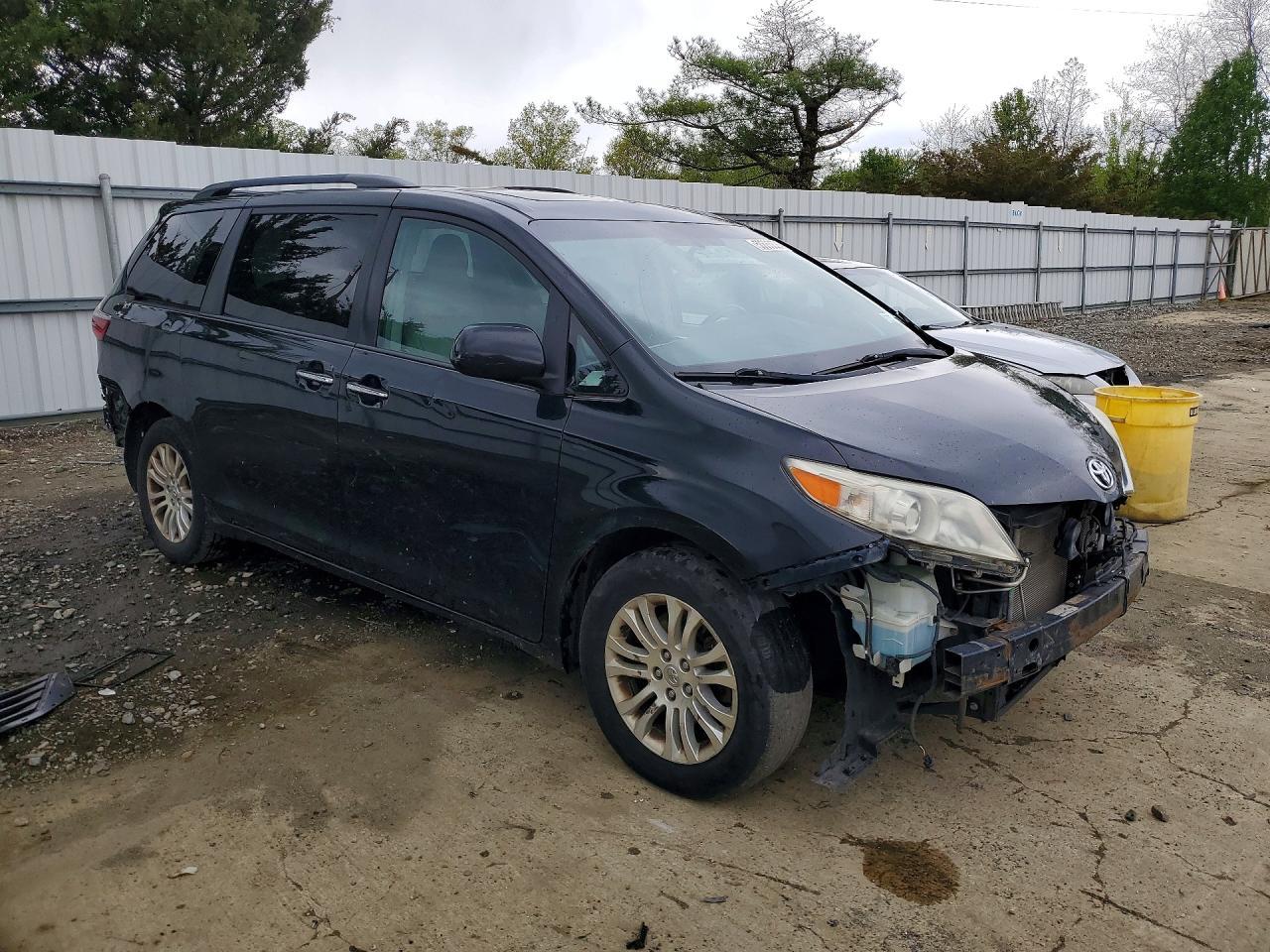 2016 TOYOTA SIENNA