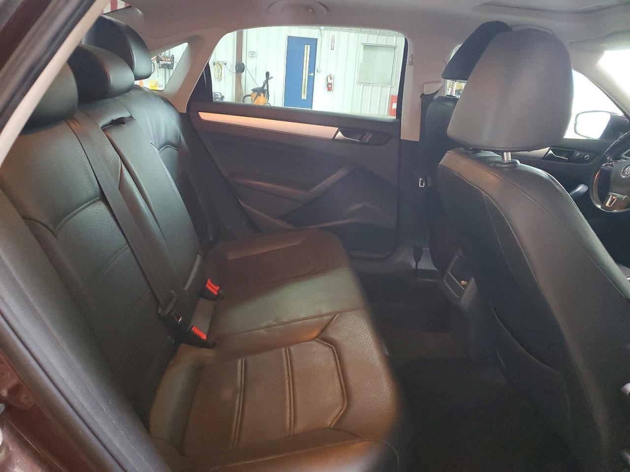 2012 VOLKSWAGEN Passat