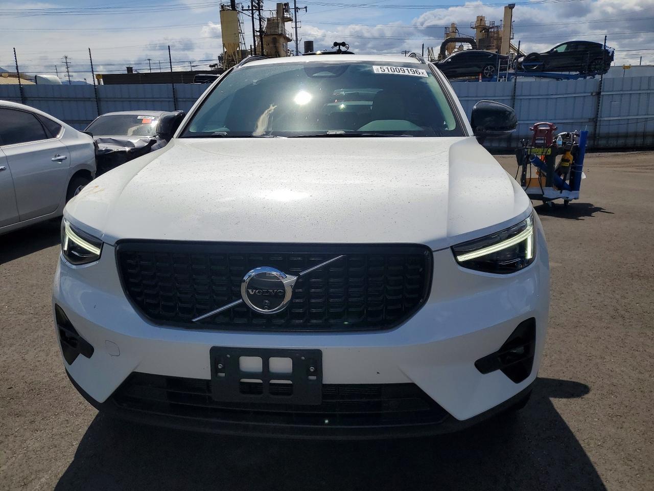 2024 VOLVO XC40