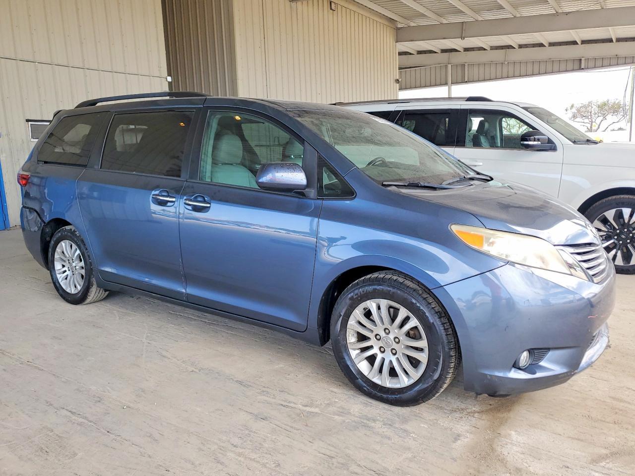2017 TOYOTA SIENNA