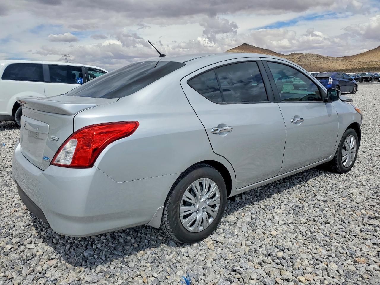 2015 NISSAN VERSA