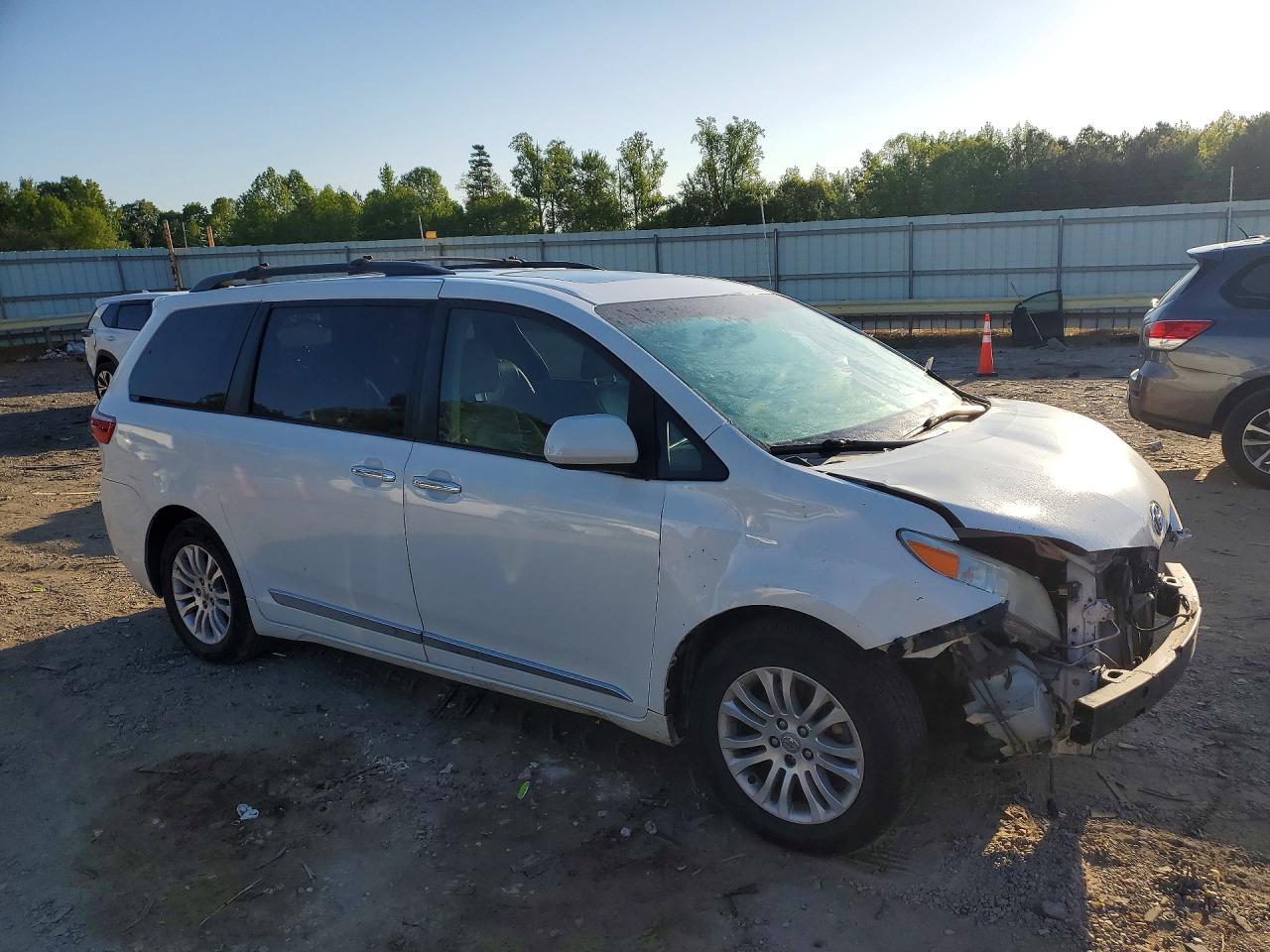 2015 TOYOTA SIENNA