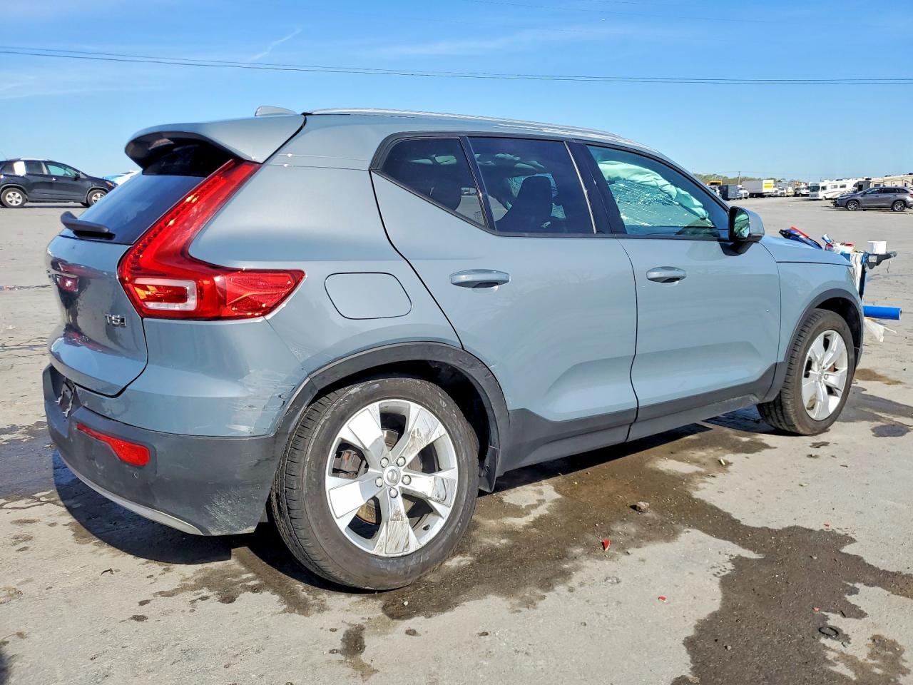 2022 VOLVO XC40