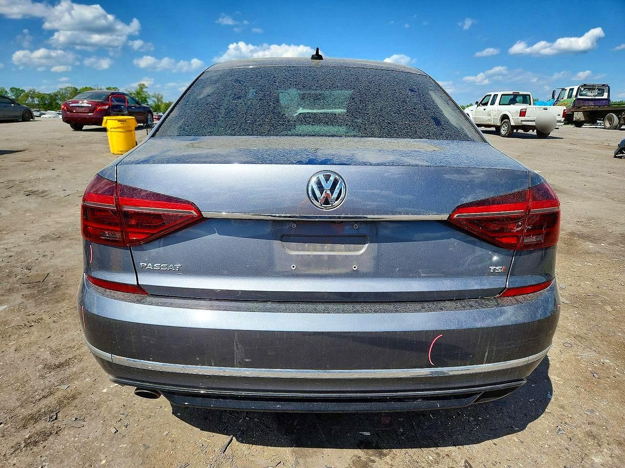 2017 VOLKSWAGEN Passat