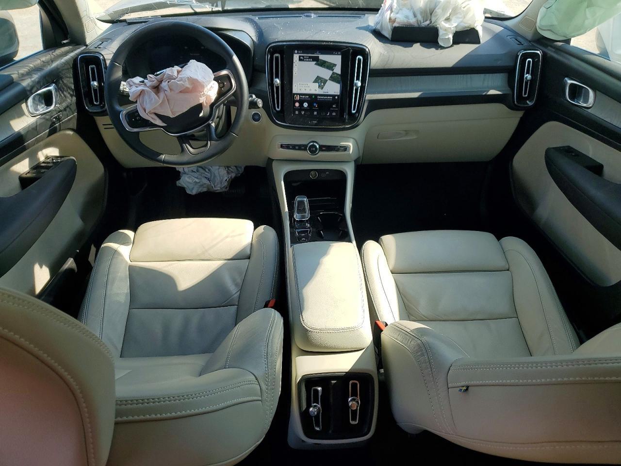 2023 VOLVO XC40