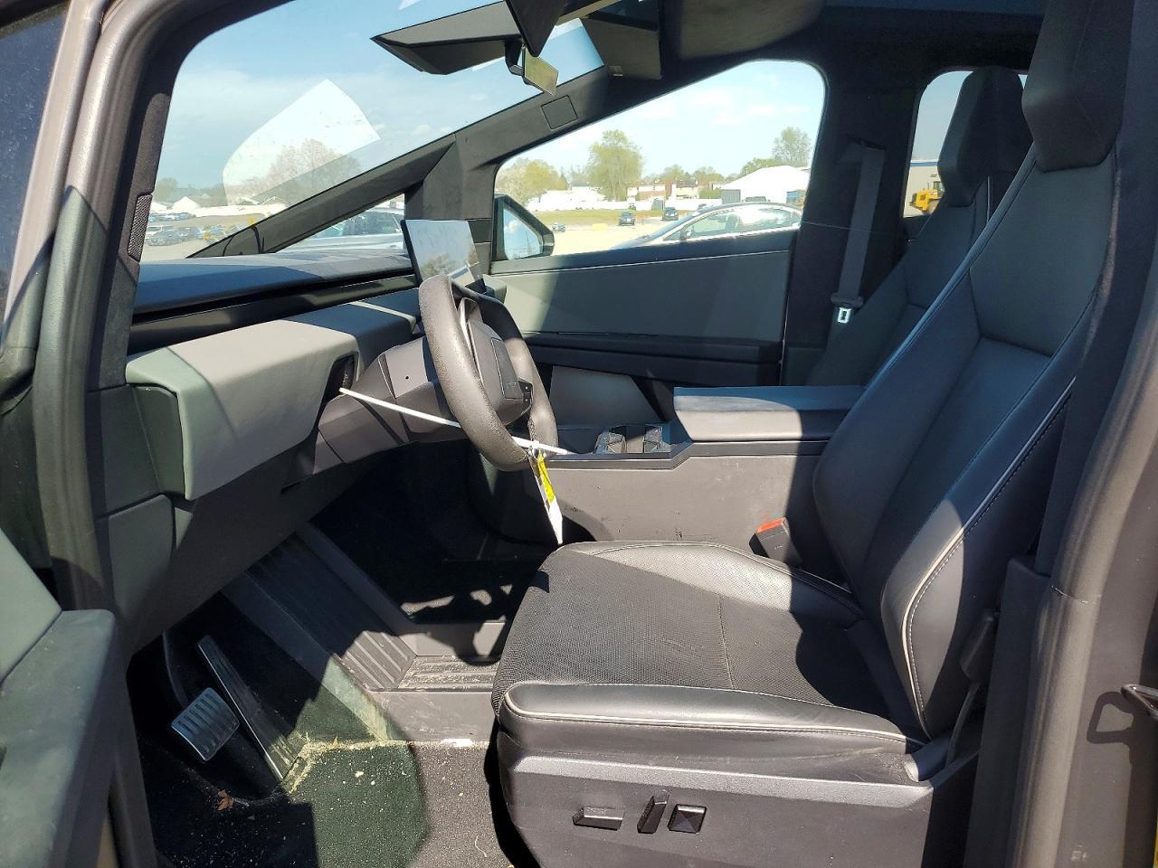 2024 TESLA Cybertruck
