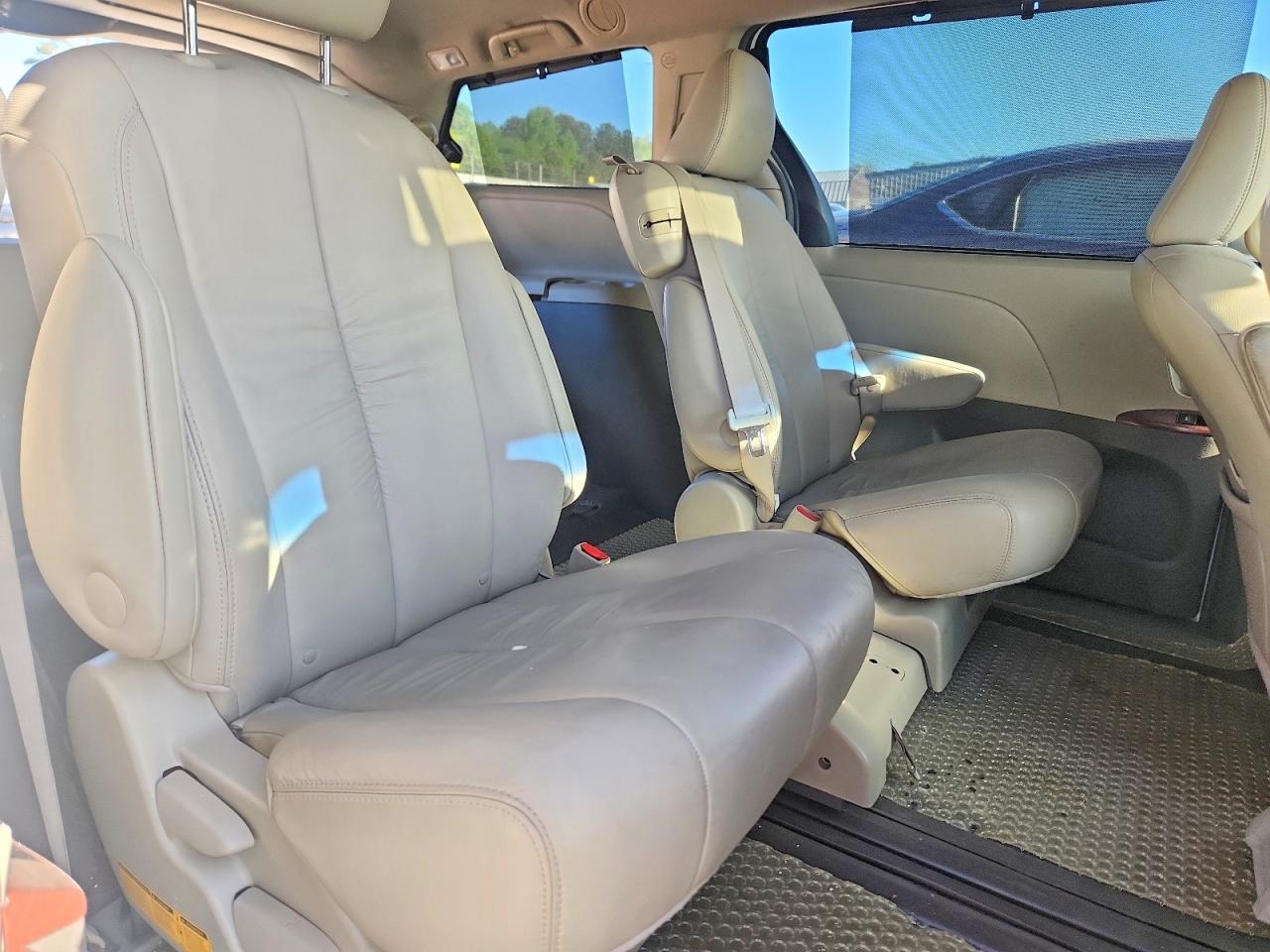 2011 TOYOTA SIENNA