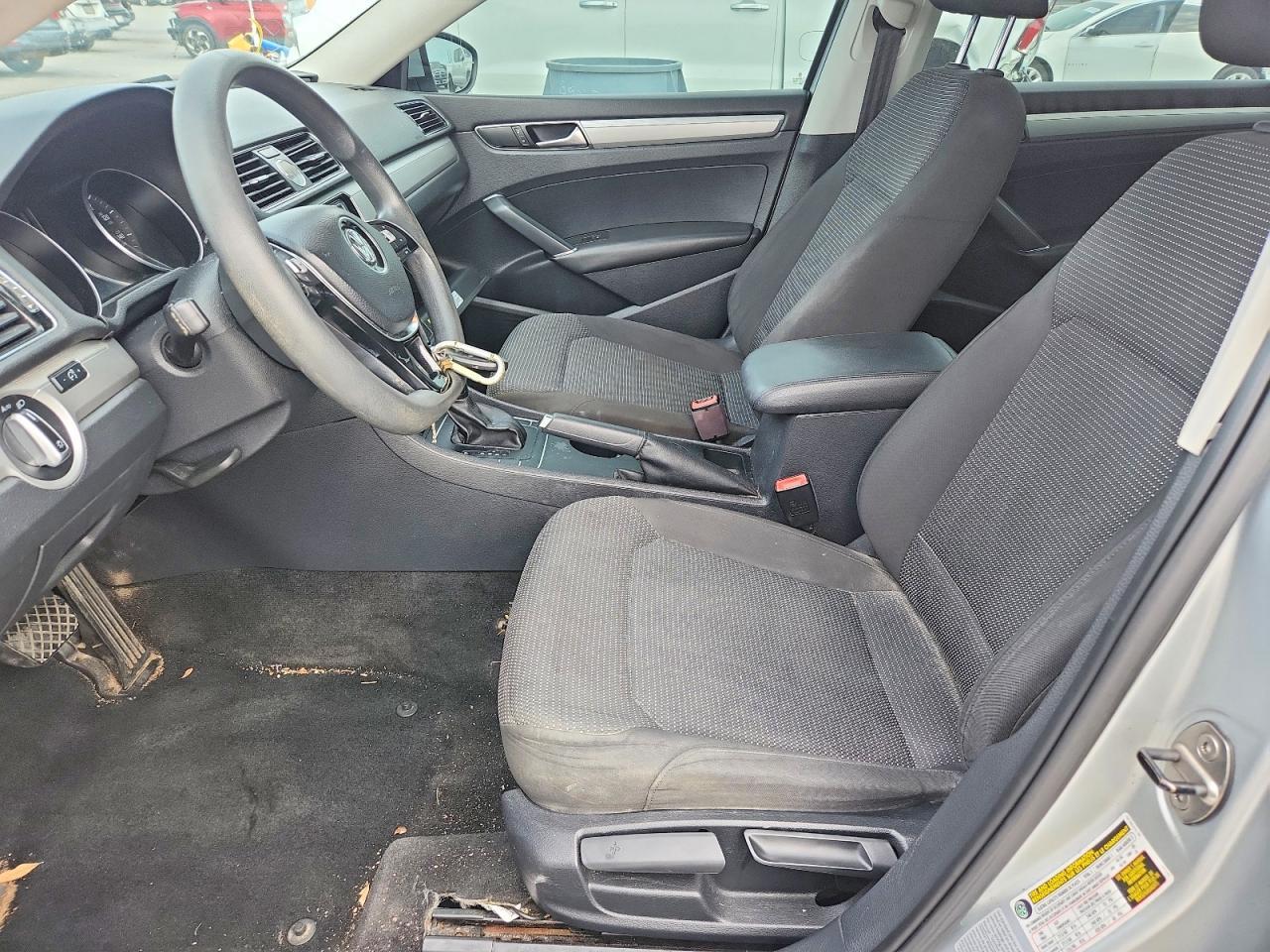 2017 VOLKSWAGEN Passat