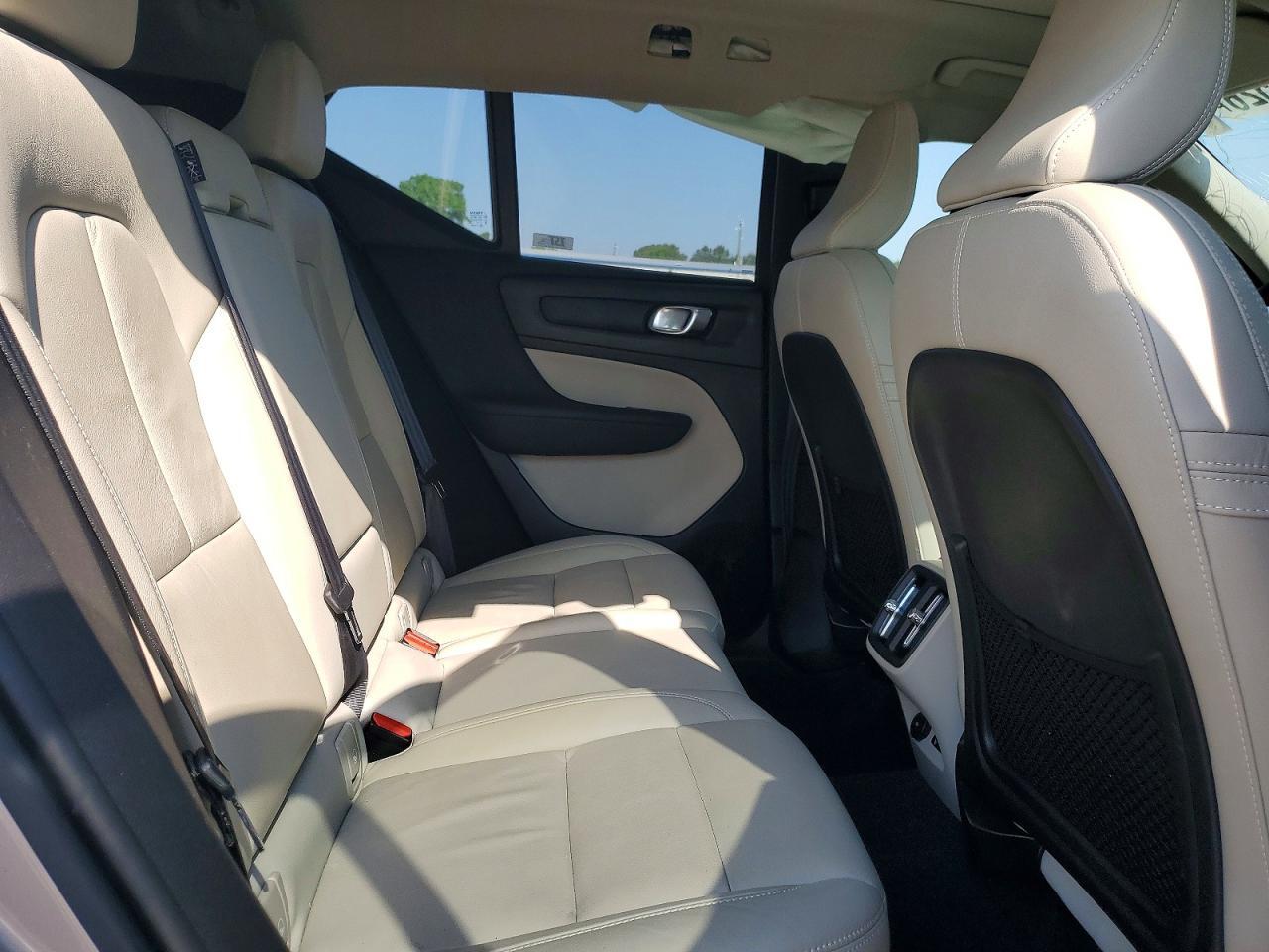 2023 VOLVO XC40