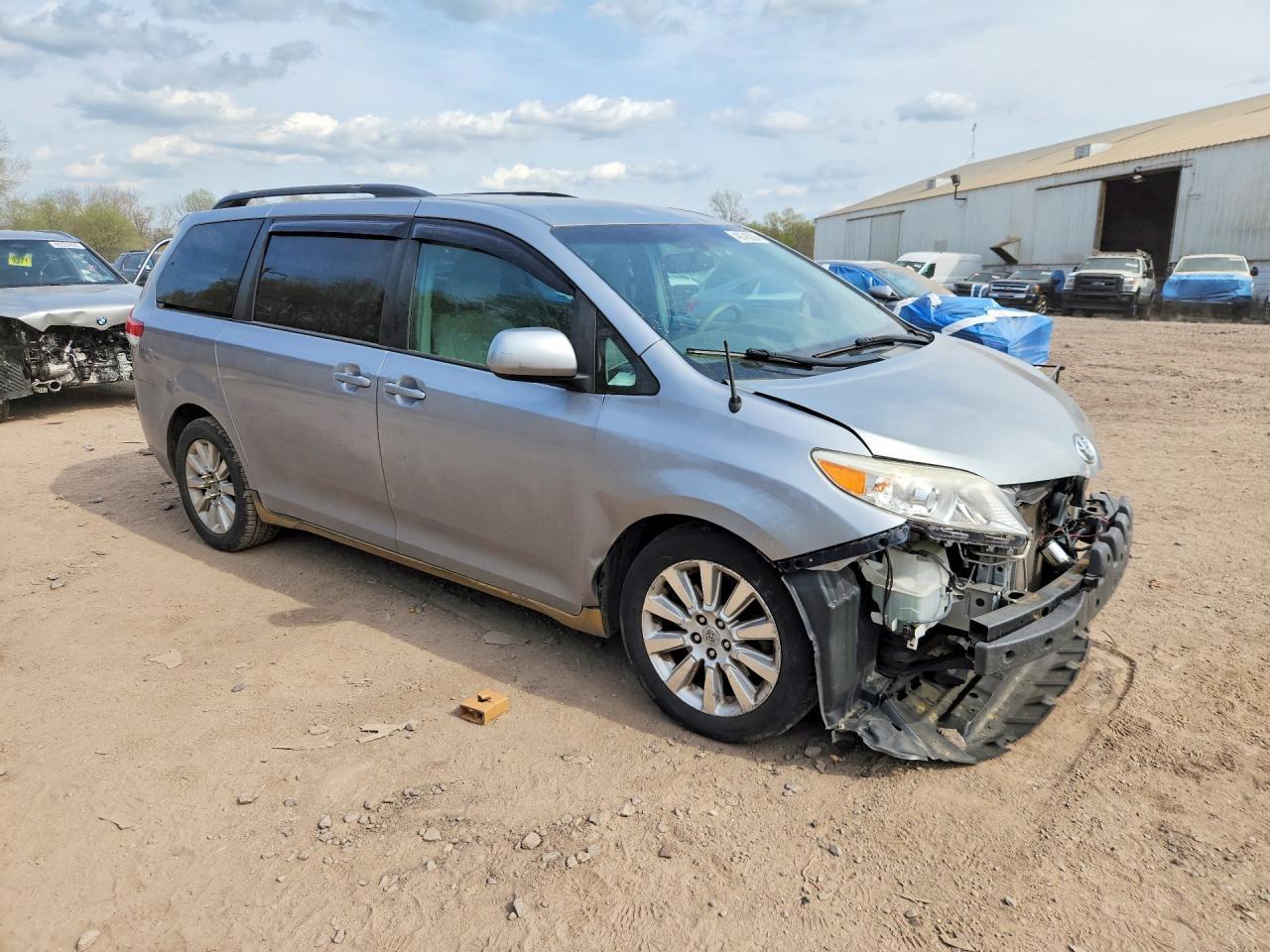 2011 TOYOTA SIENNA