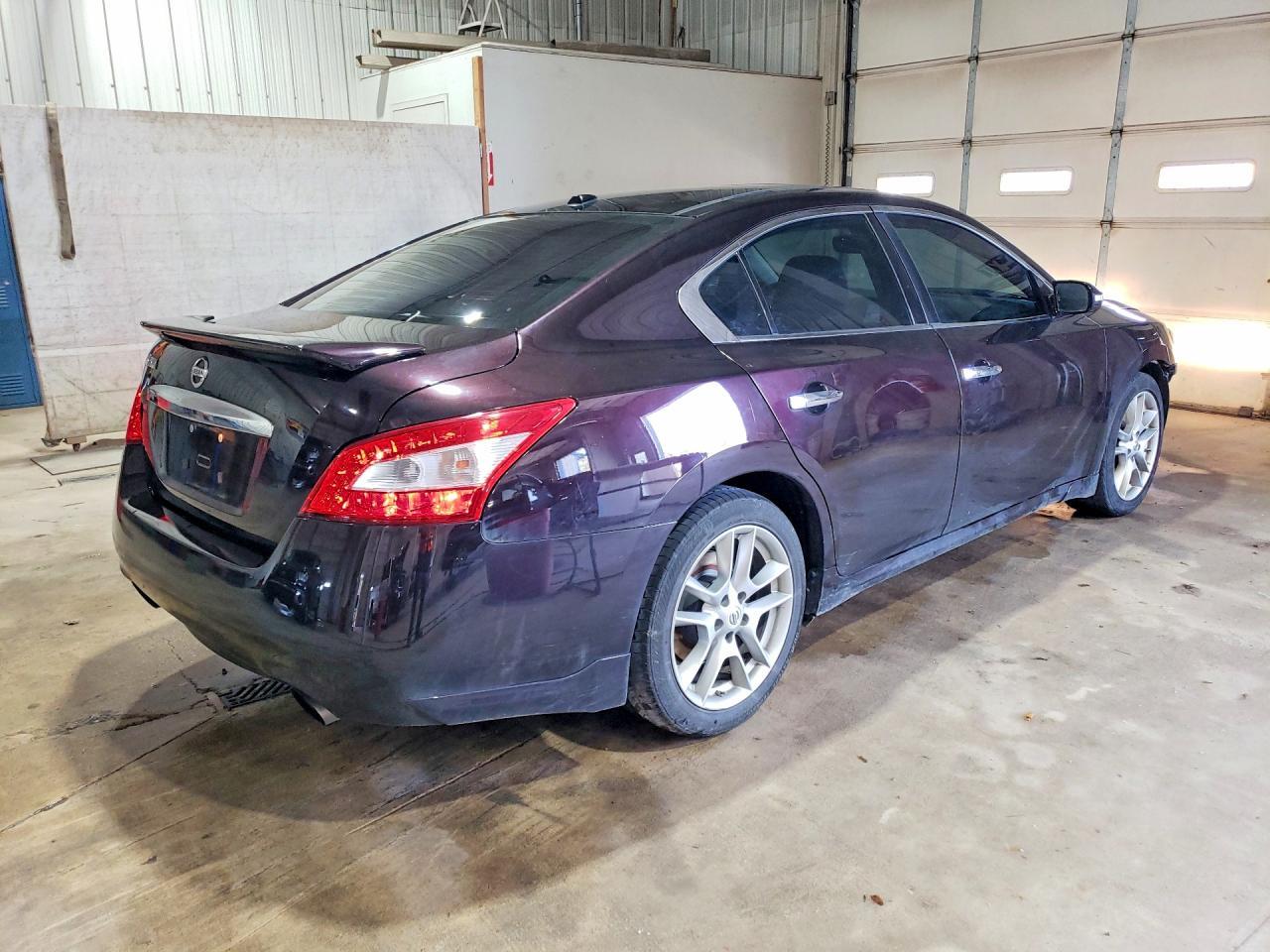2010 NISSAN Maxima