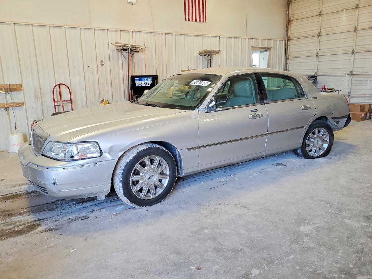 2011 LINCOLN Town Car