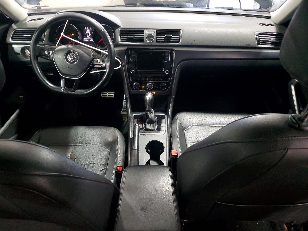 2017 VOLKSWAGEN Passat