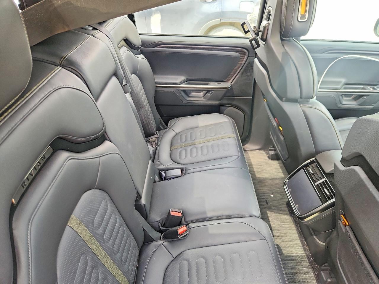 2026 RIVIAN R1s