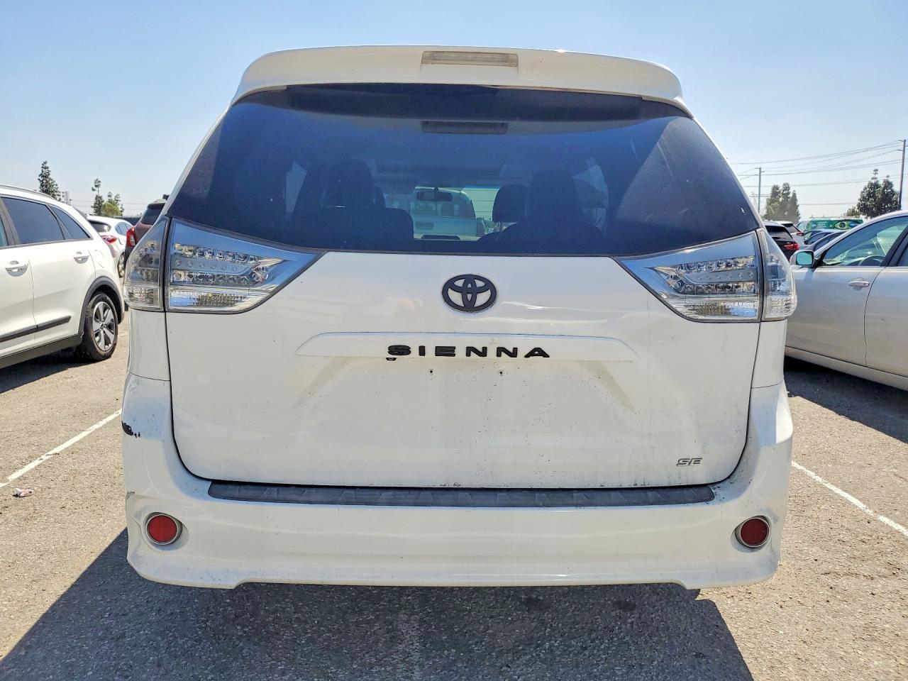 2011 TOYOTA SIENNA