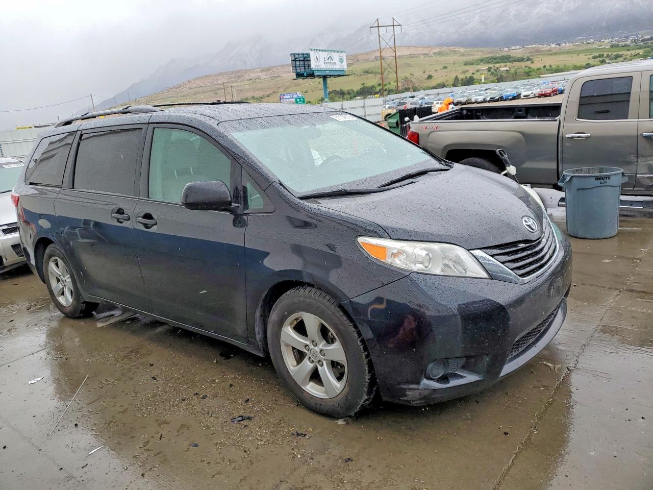 2016 TOYOTA SIENNA