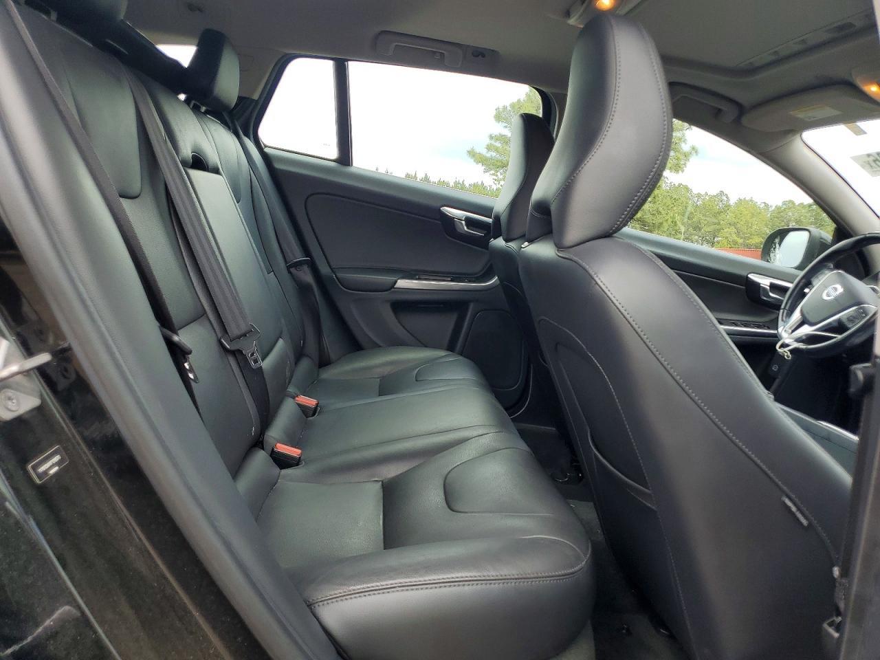 2015 VOLVO V60