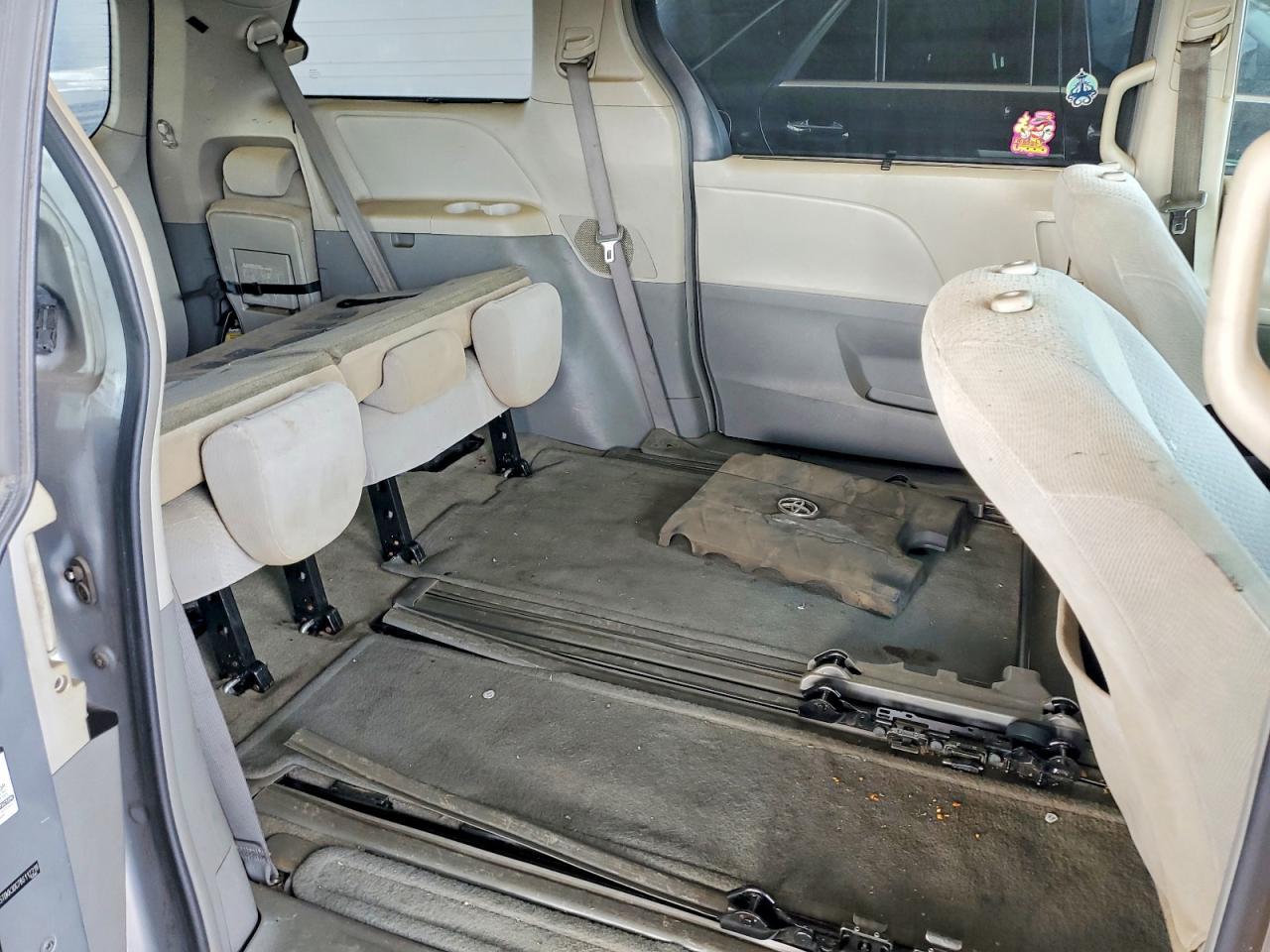 2011 TOYOTA SIENNA