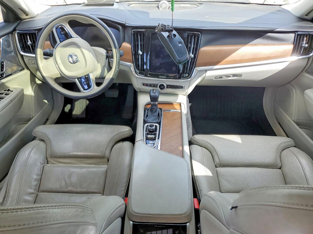 2017 VOLVO S90